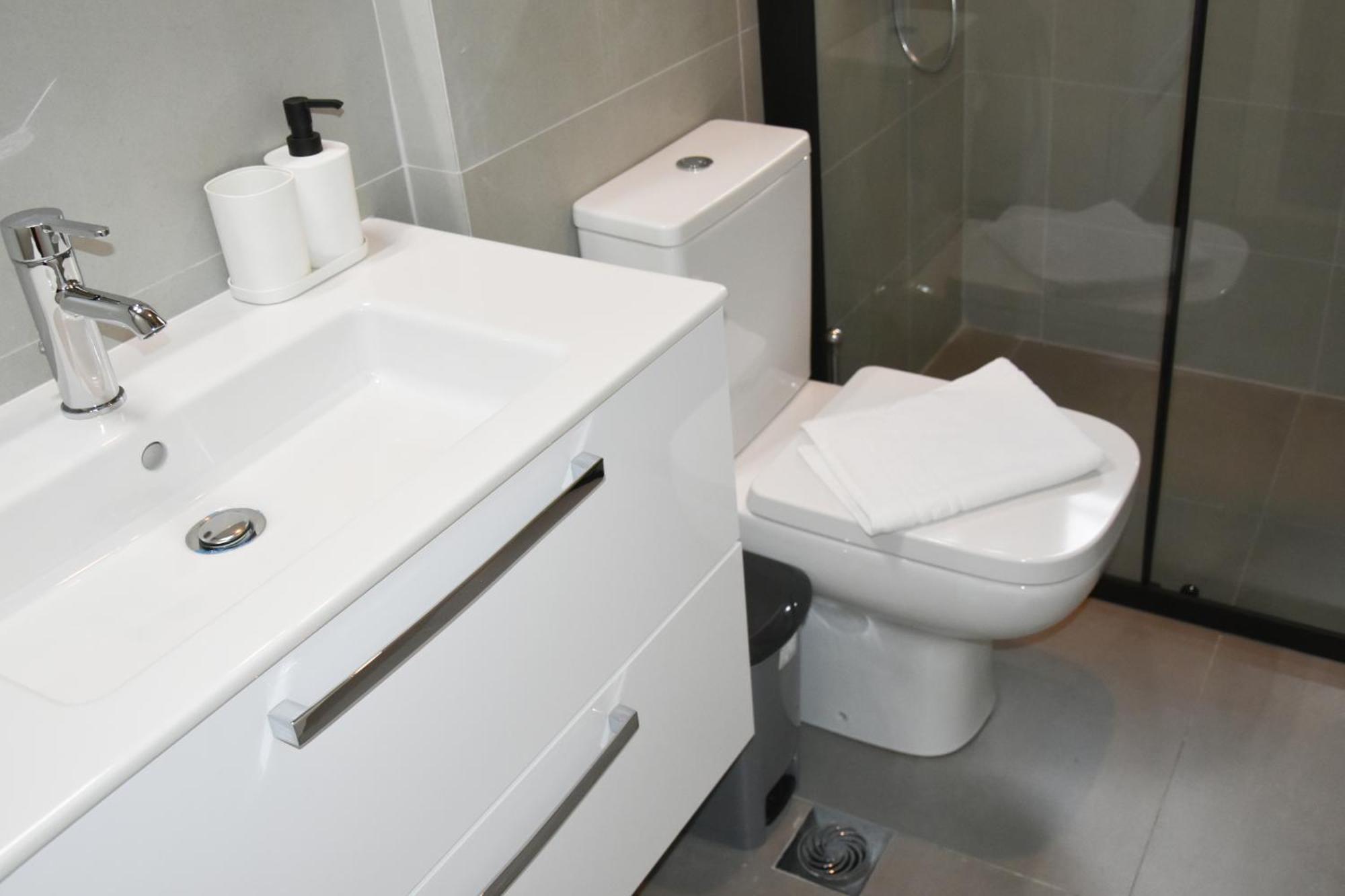 אתונה Spacious Modern Apartment In Pagkrati מראה חיצוני תמונה