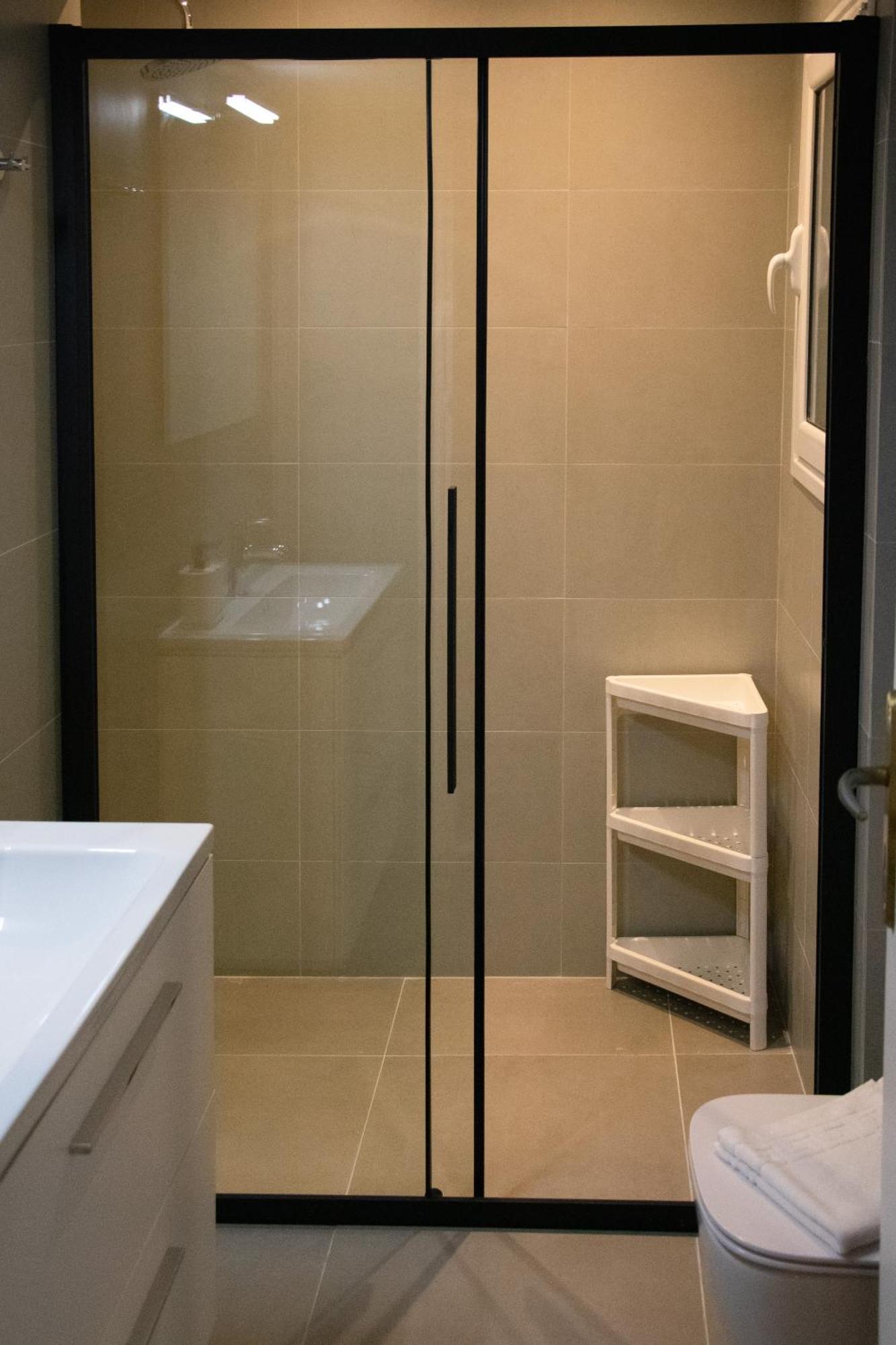 אתונה Spacious Modern Apartment In Pagkrati מראה חיצוני תמונה